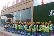 菏建房开公司为环卫工人送手套，践行企业社会责任